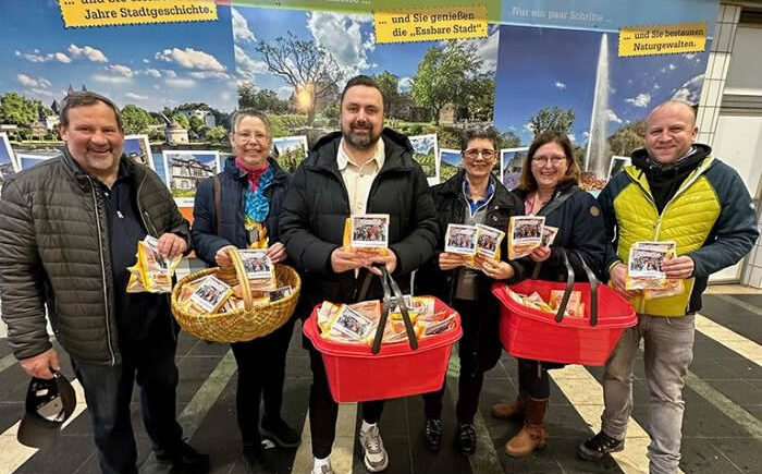 FWG überrascht Pendler, Schüler und Karnevalisten mit Frühstück