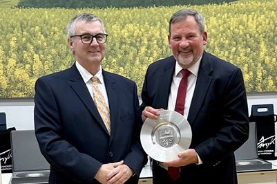 Hartmut Dressel mit Wappenteller des Kreises Mayen-Koblenz ausgezeichnet.